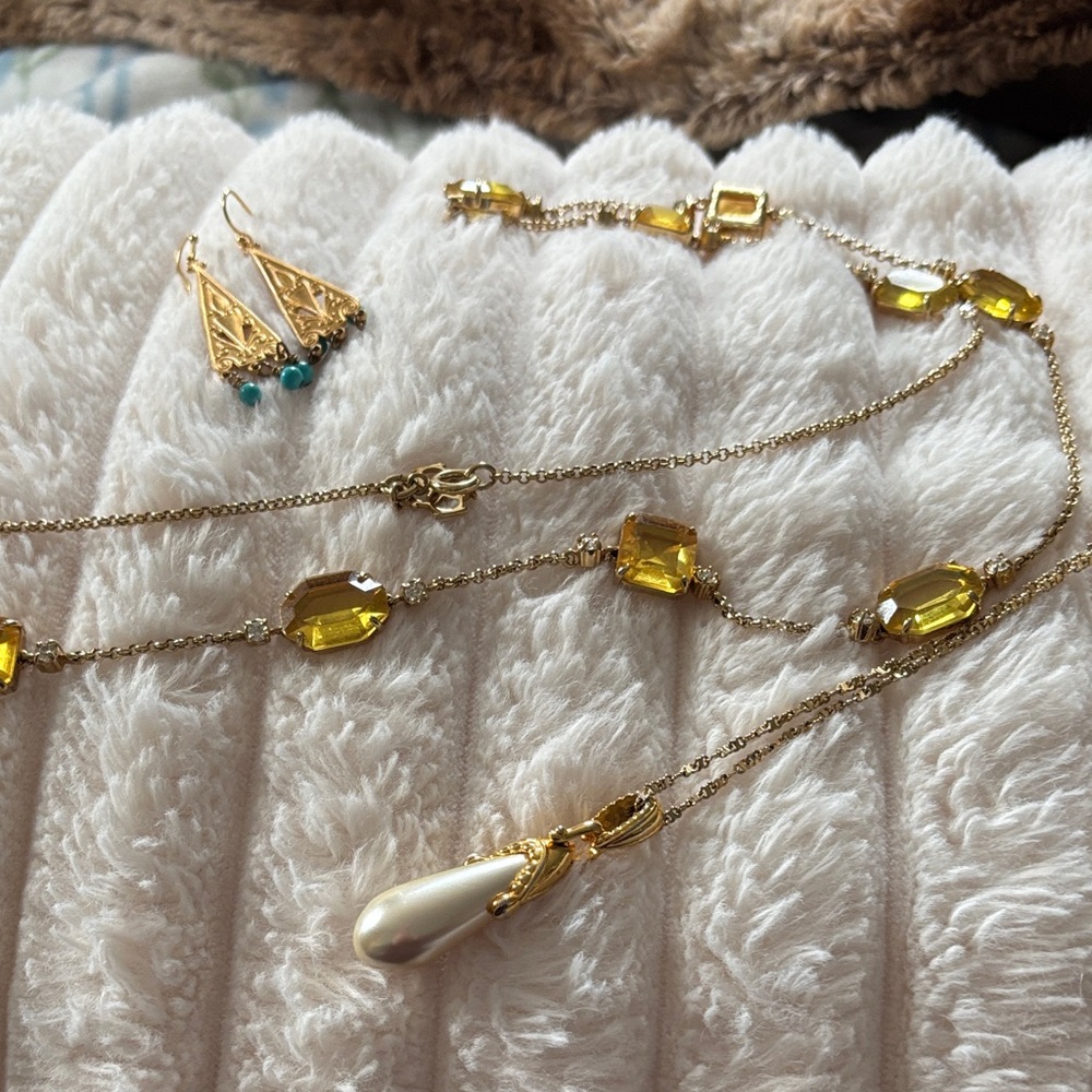 Gold colored jewelry lot